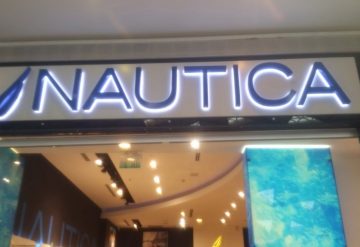 שלט של חנות Nautica